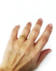 Dokulu Üçgen Yüzük