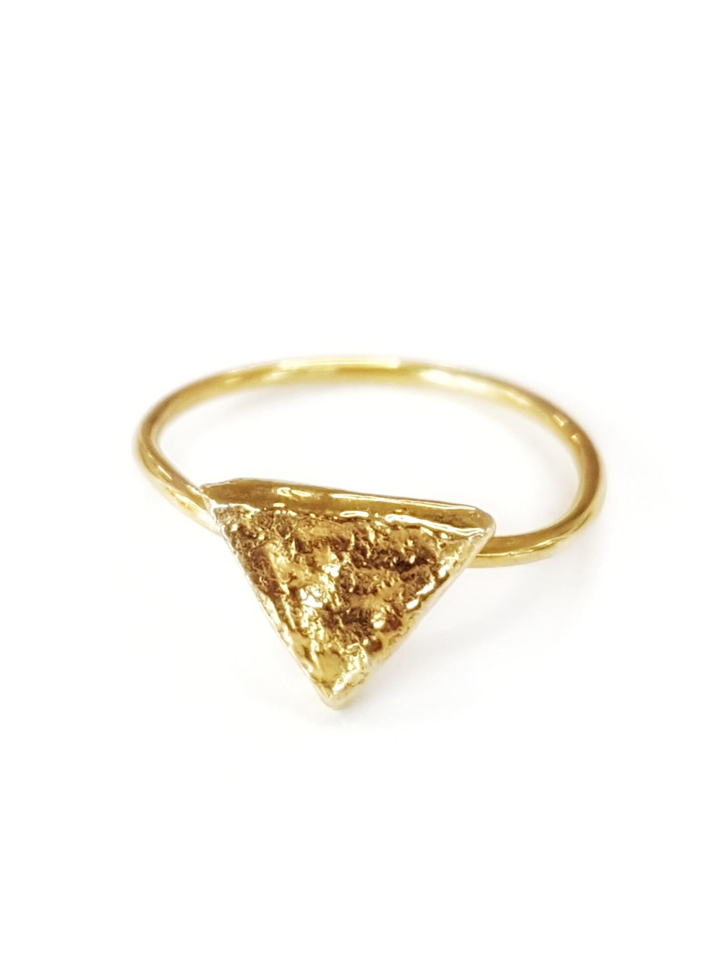 Dokulu Üçgen Yüzük