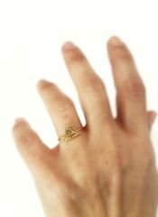 Dokulu Üçgen Yüzük