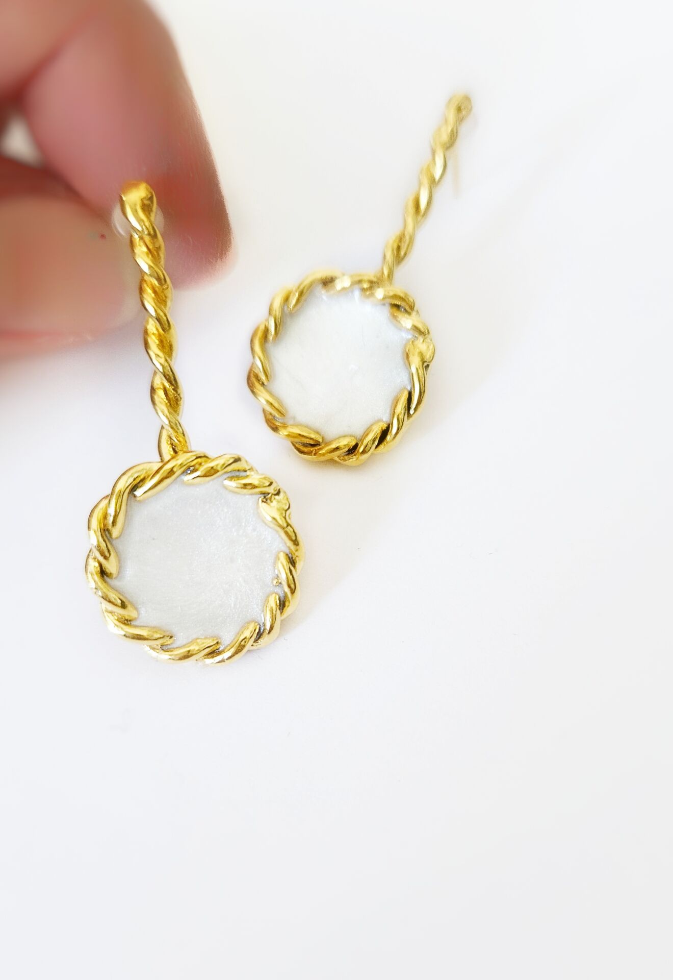 İnci Mineli Burgu Küpe