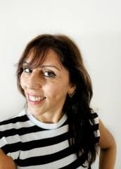 Dalgalı Delikli Üçgen Küpe