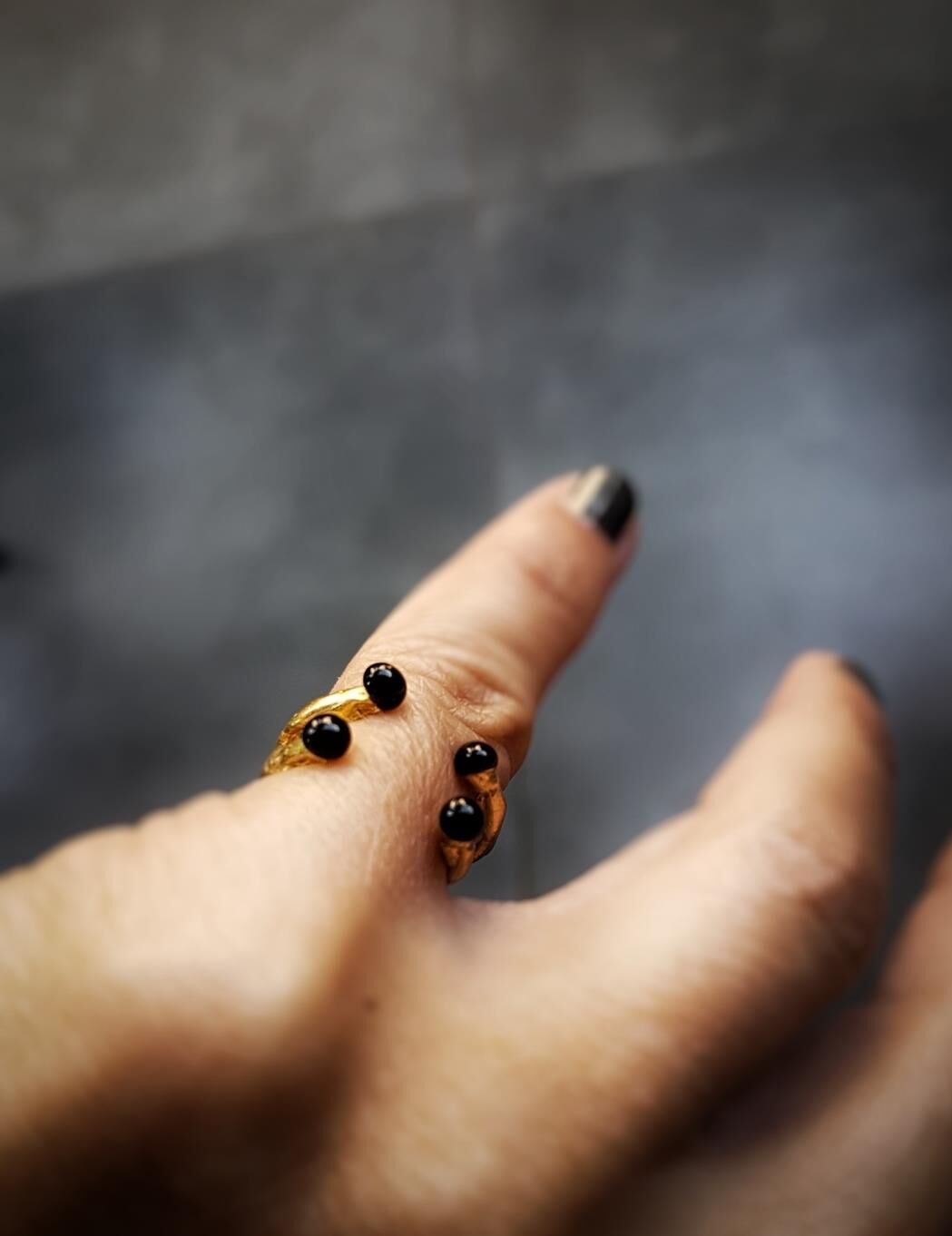 Siyah Mineli Dört Nokta Yüzük