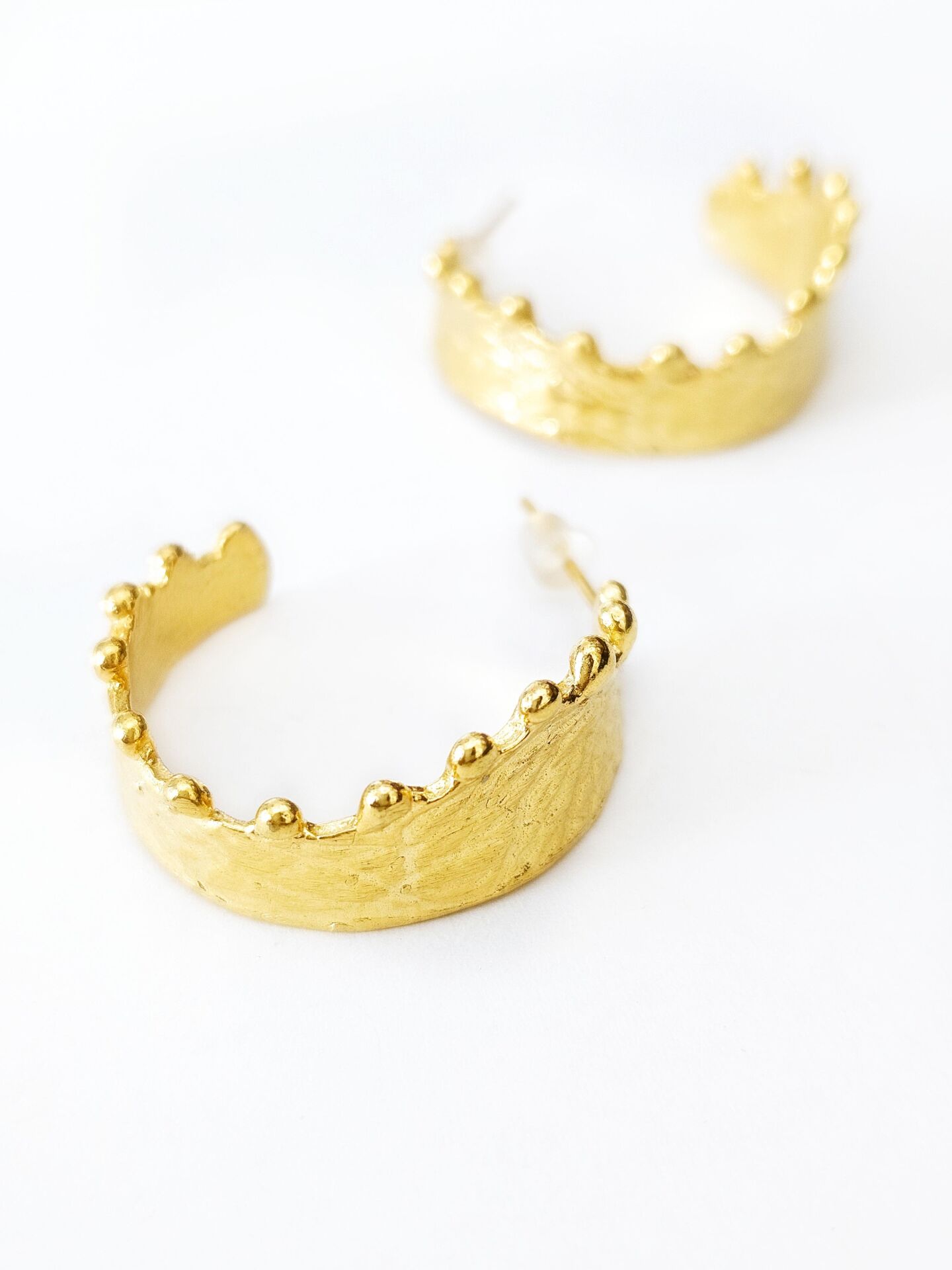 Noktalı Dalgalı Halka Küpe