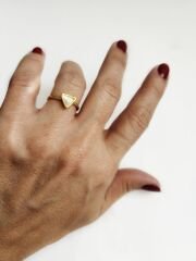 Ekru Mineli Üçgen Yüzük