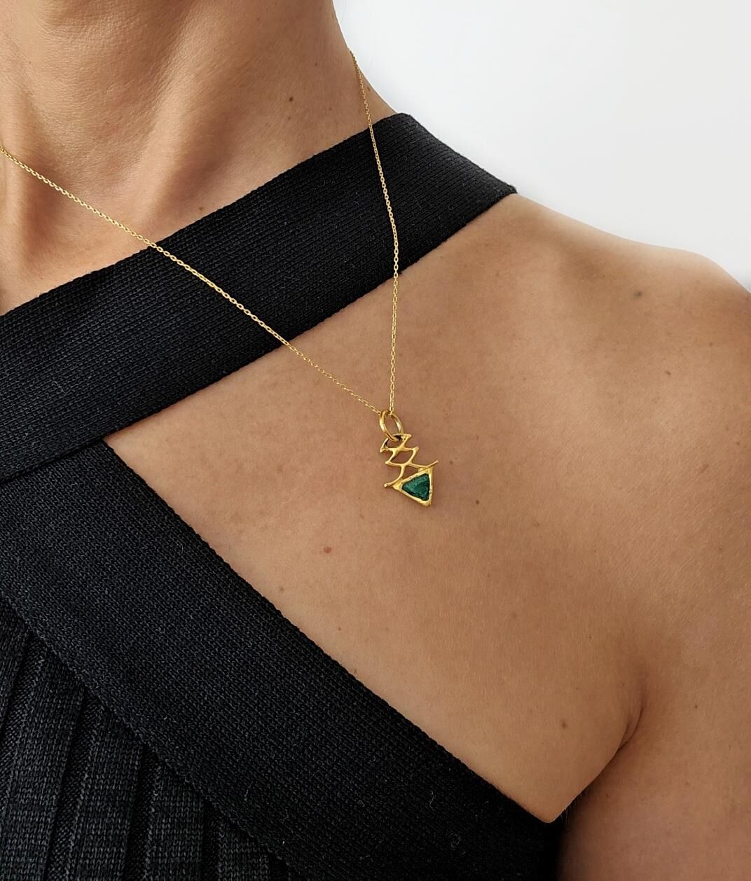 Yeşil Mineli Üçgen Zarif Kolye