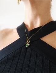 Yeşil Mineli Üçgen Zarif Kolye