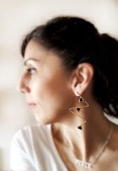 Zikzag Üçgen Siyah Mineli Tek Bronz Küpe