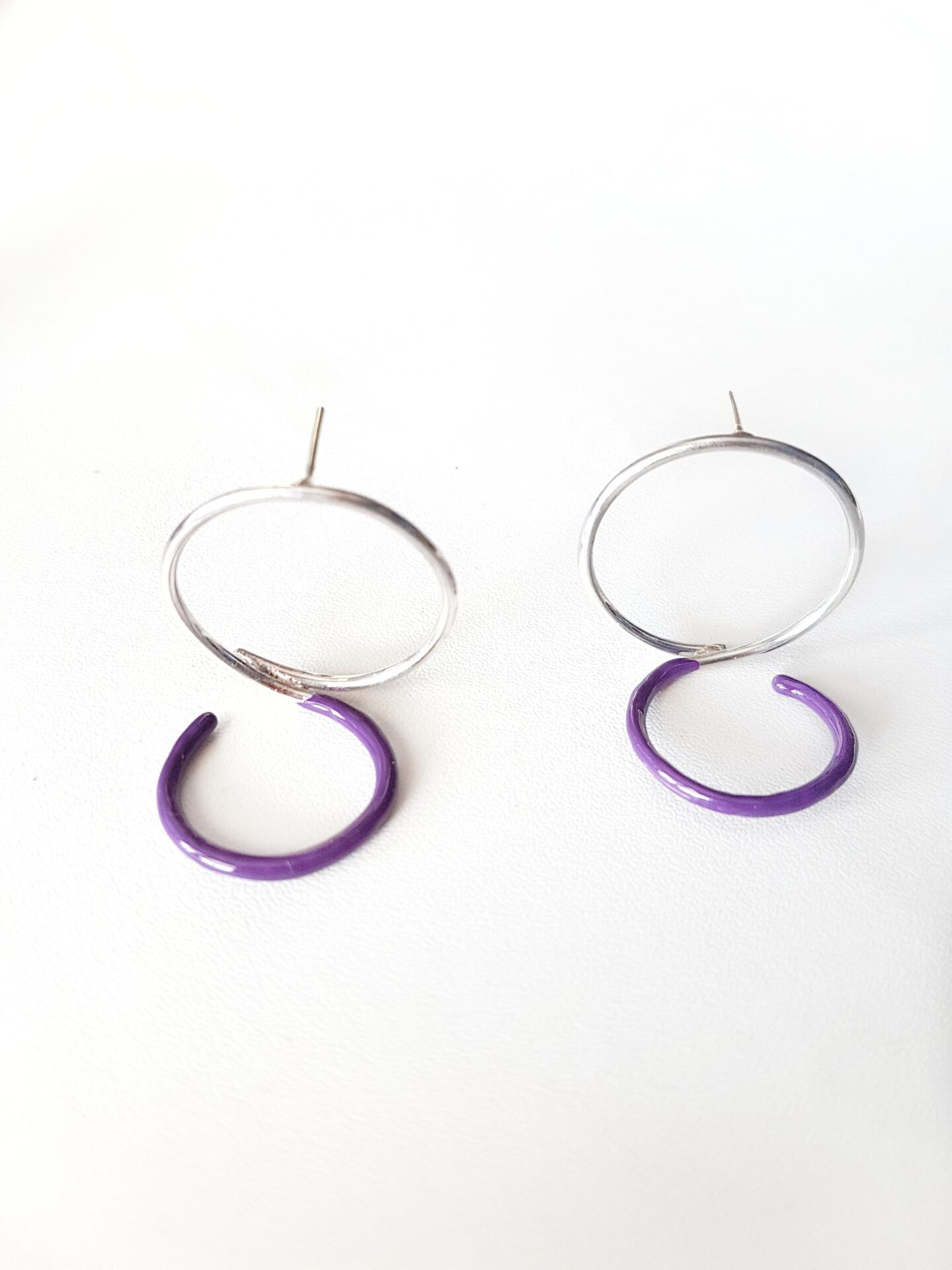 Mor Mineli Yuvarlak Detaylı Gümüş Küpe