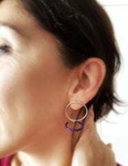 Mor Mineli Yuvarlak Detaylı Gümüş Küpe