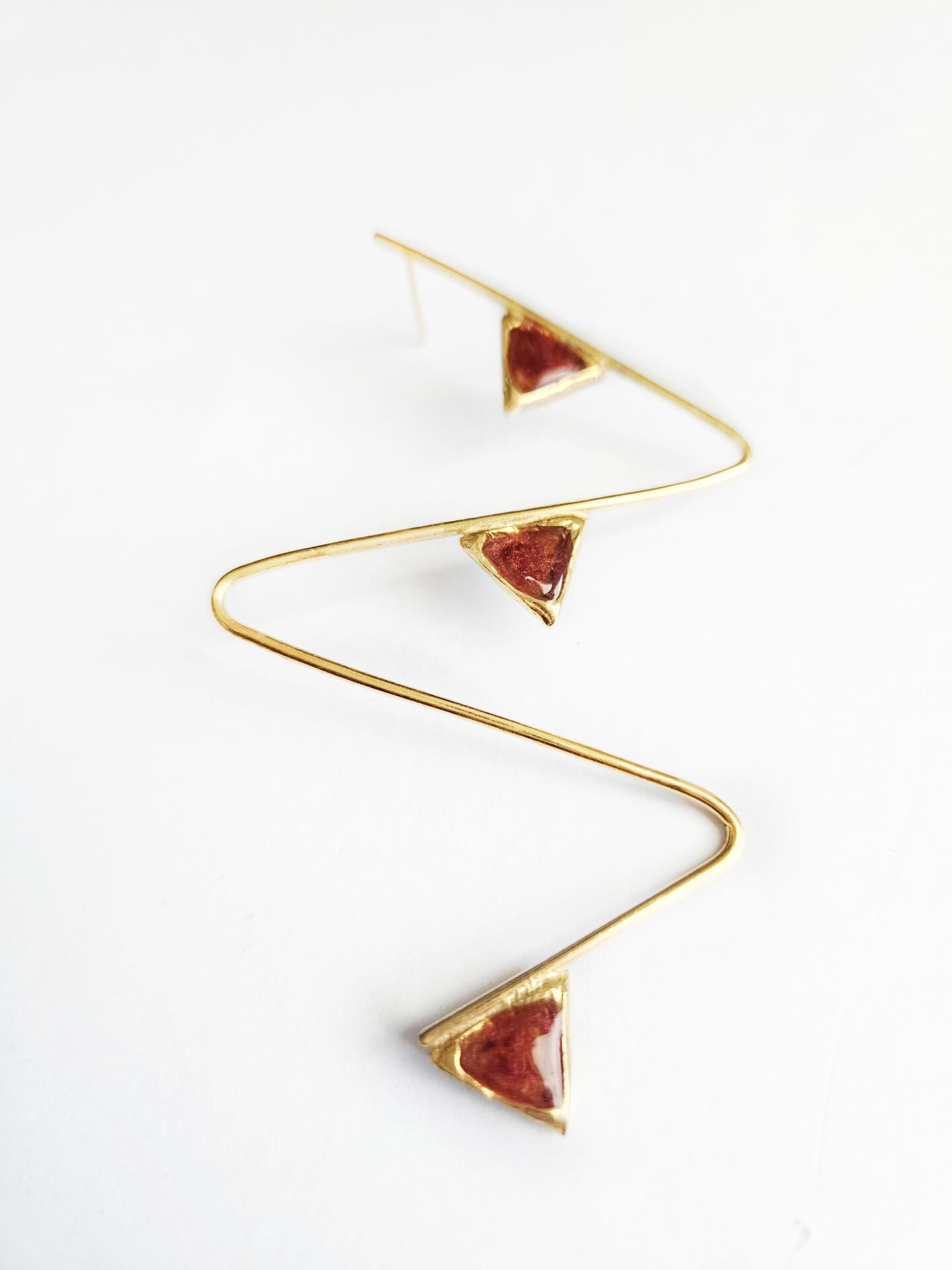 Zikzag Bordo Mineli Üçgenli Tek Bronz Küpe