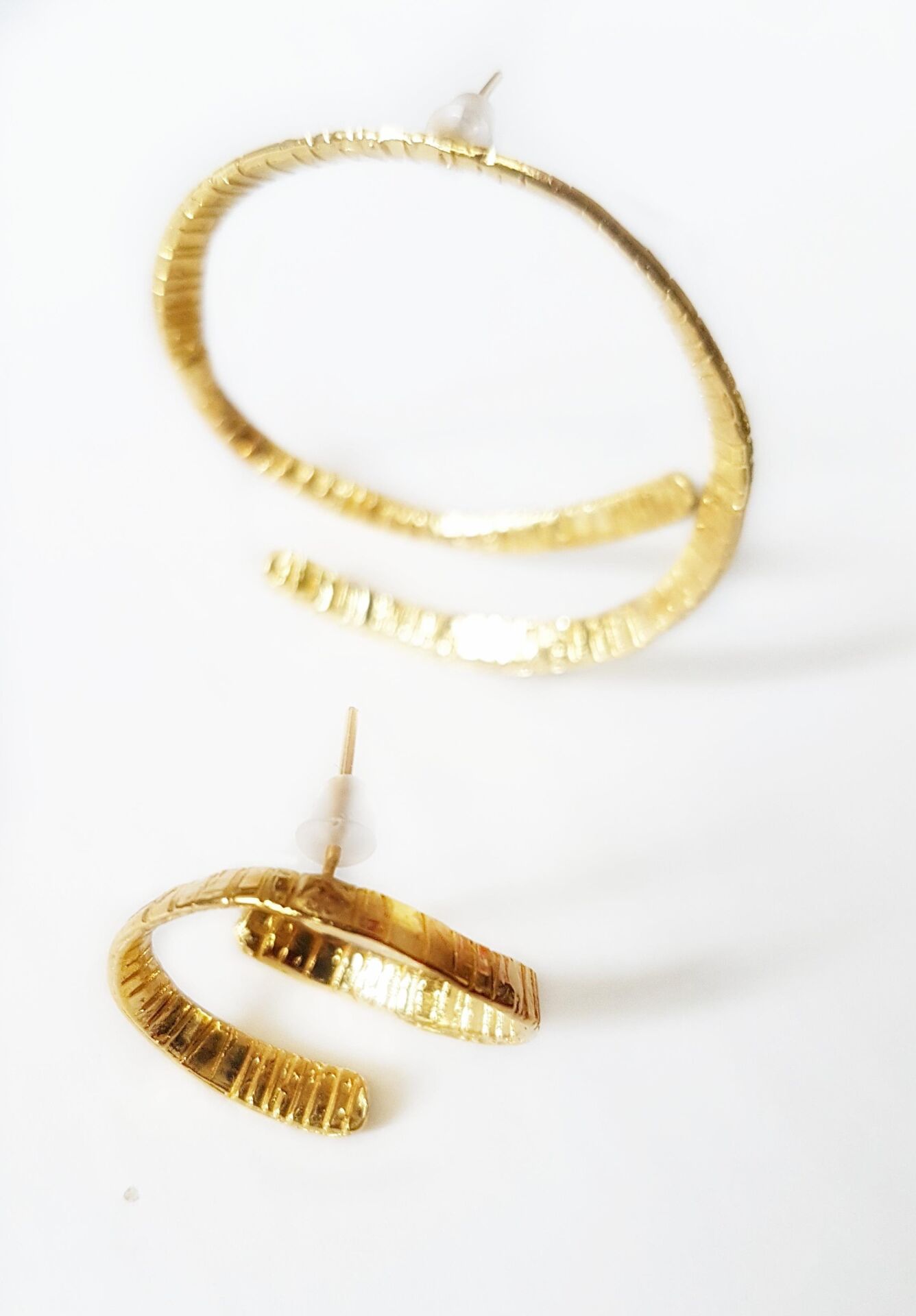 Asimetrik Dokulu Ucu Açık Yuvarlak Küpe