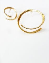 Asimetrik Dokulu Ucu Açık Yuvarlak Küpe