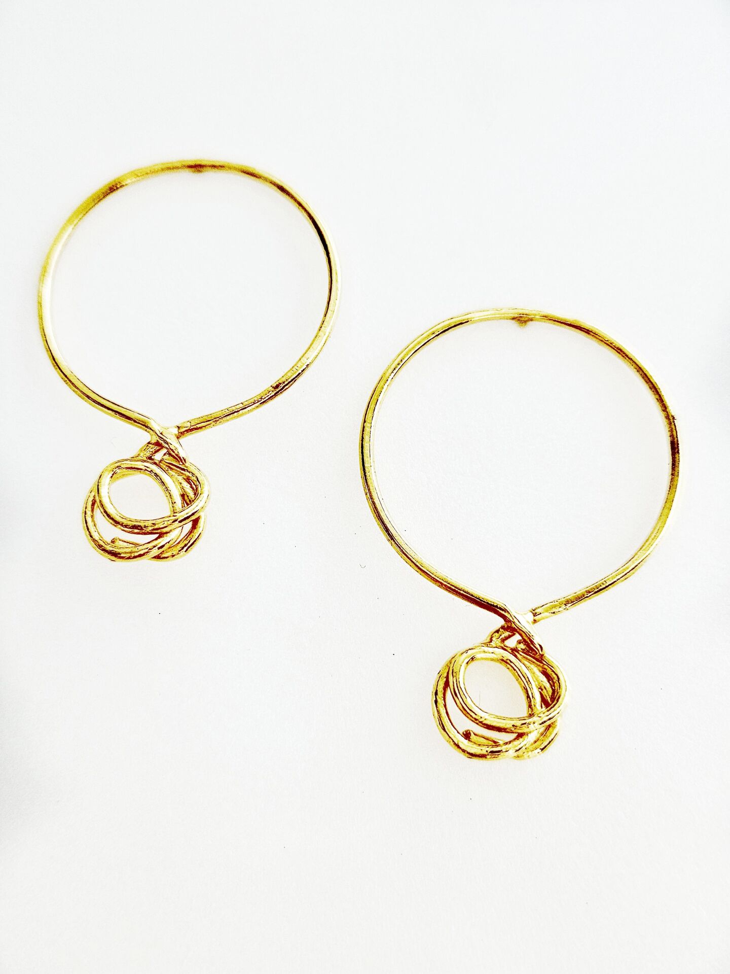 Ucunda Çiçek Yuvarlak Bronz Küpe