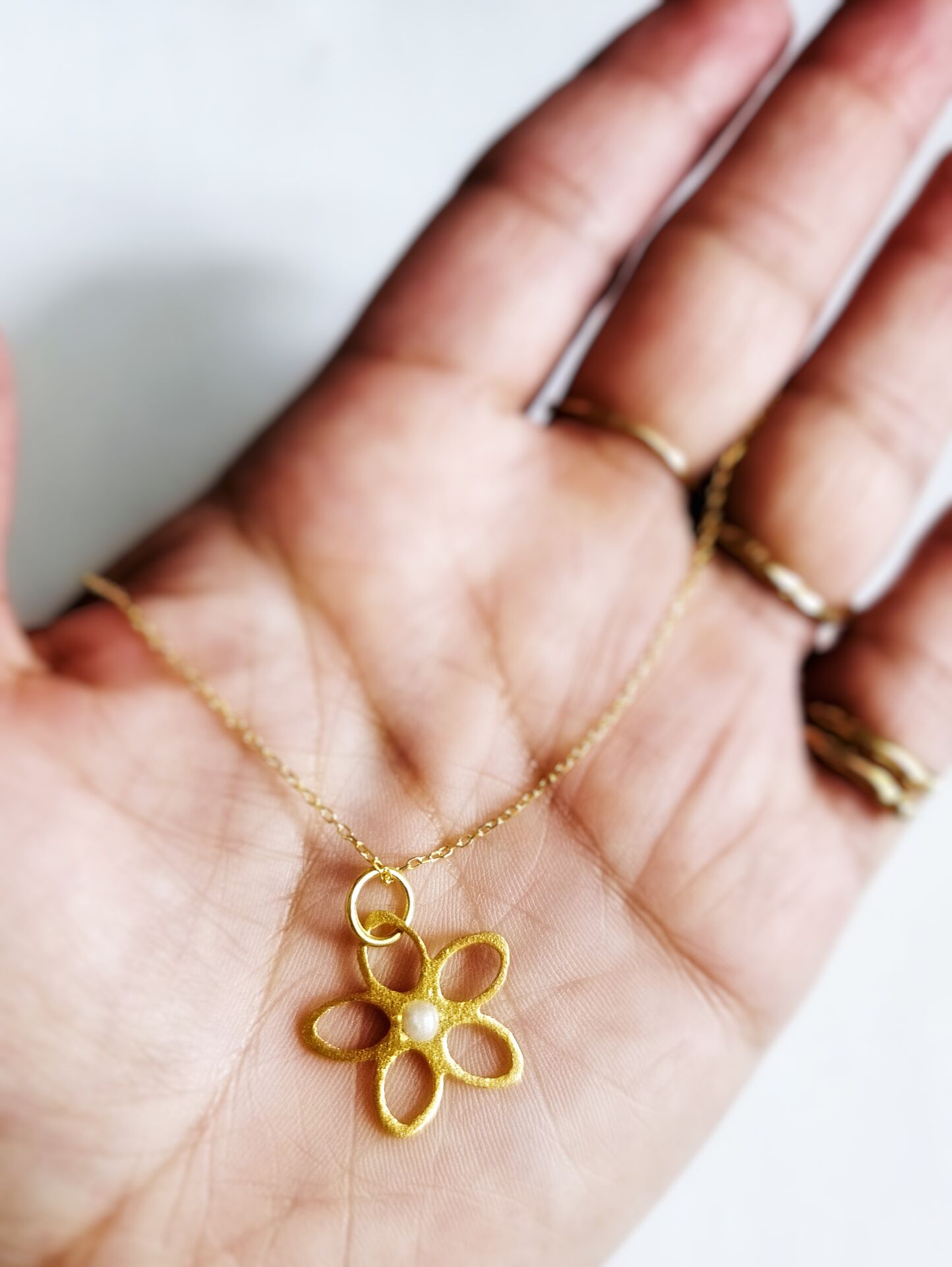 El Yapımı Altın Renk Çiçek Motifli Kadın Kolye