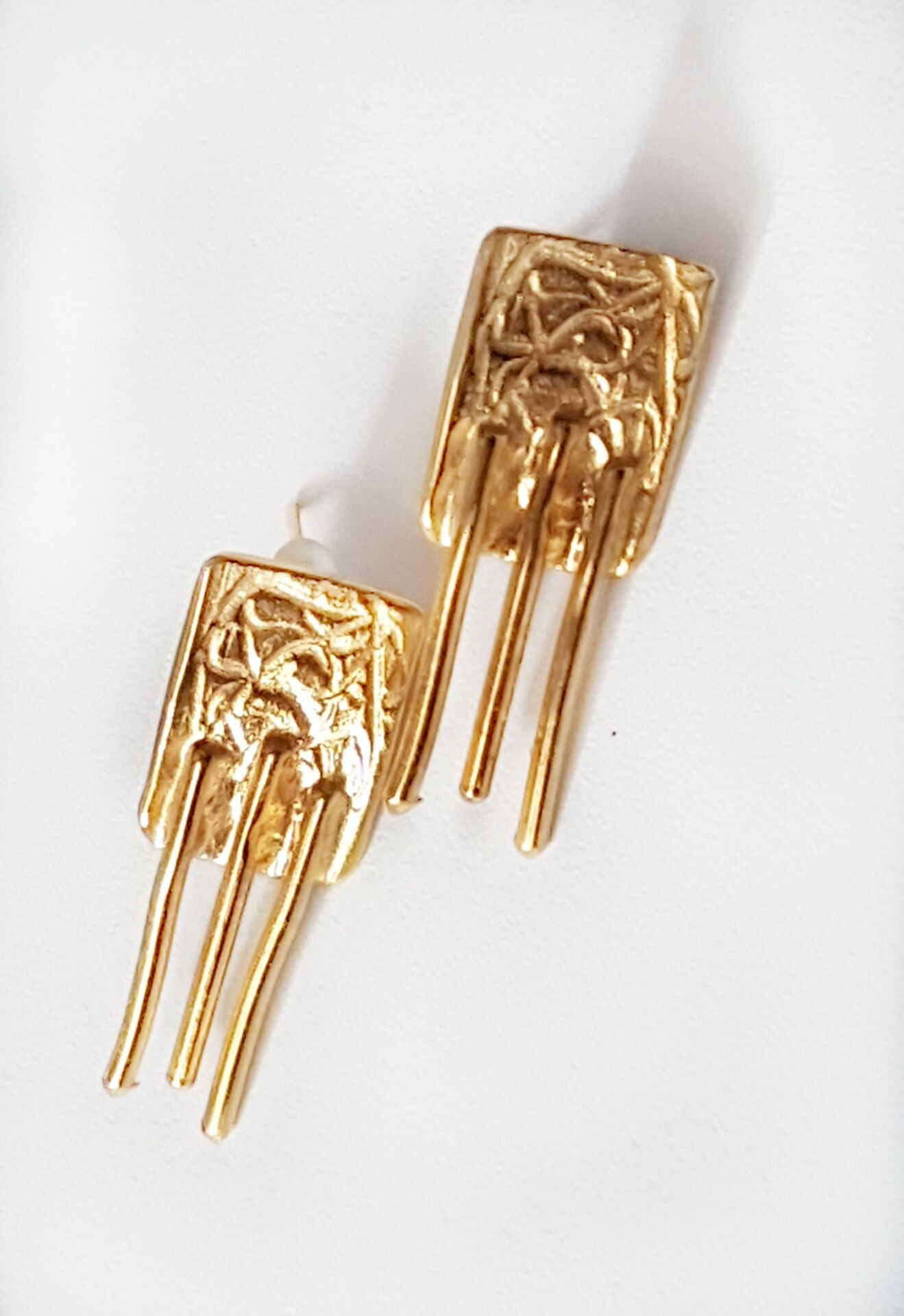 El Yapımı Altın Renk Dokulu Uzun Kadın Küpe