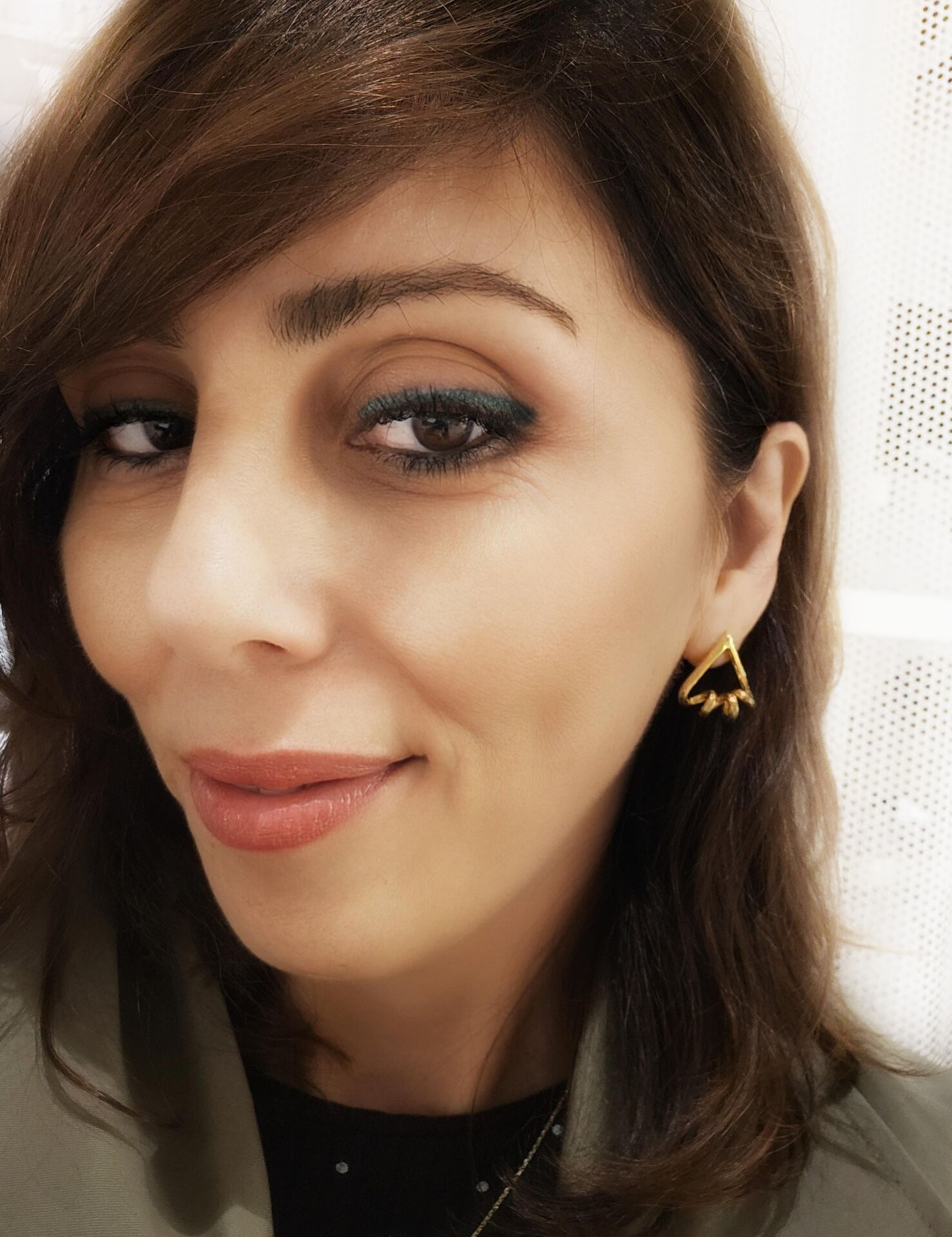 El Yapımı Altın Renk Üçgen Form Kadın Küpe