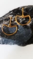 El Yapımı Altın Renk Organik Form Kadın Küpe