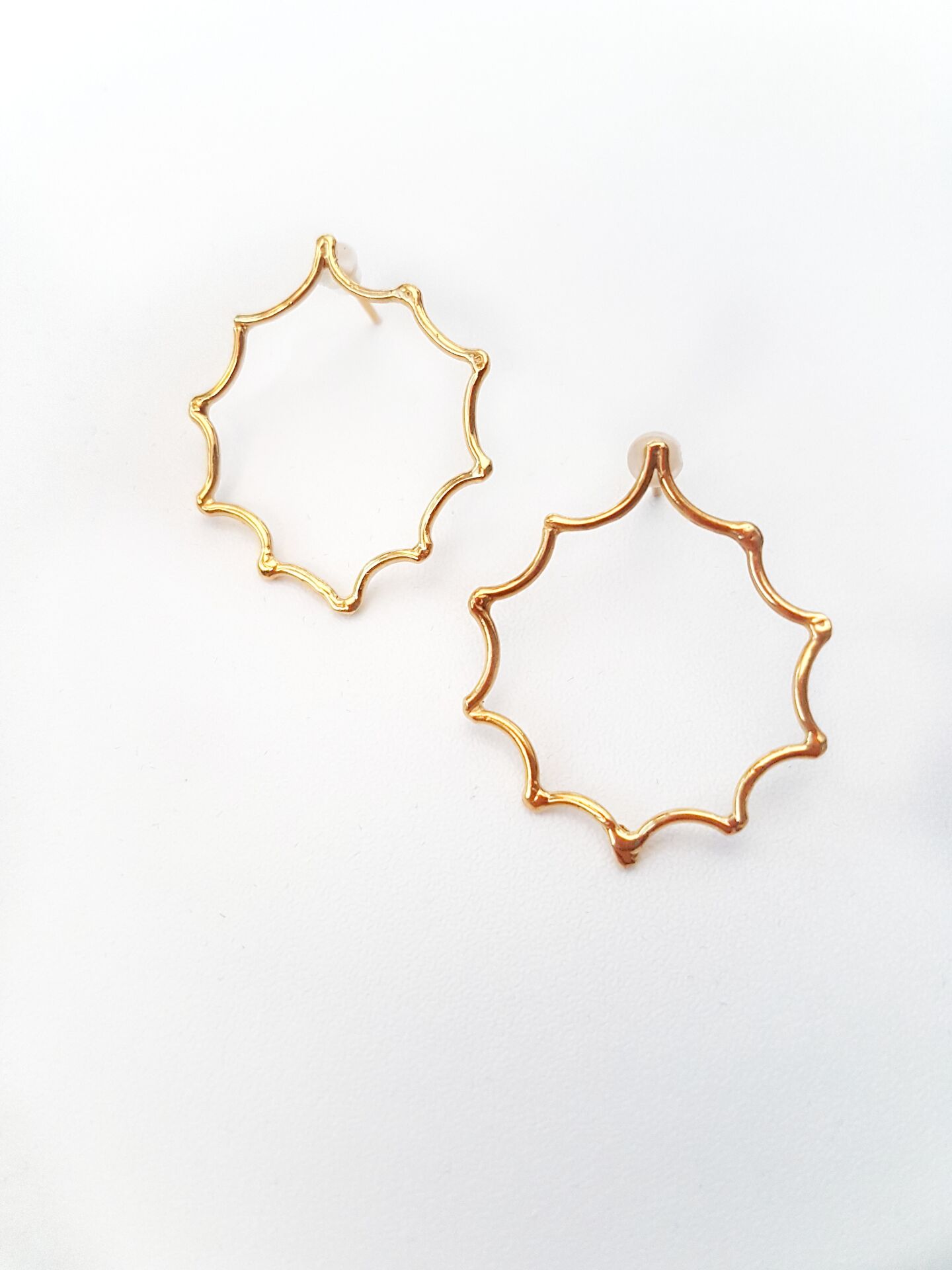 El Yapımı Altın Renk Organik Çerçeve Kadın Küpe