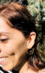 El Yapımı Altın Renk Organik Çerçeve Kadın Küpe