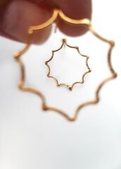 El Yapımı Altın Renk Organik Çerçeve Kadın Küpe