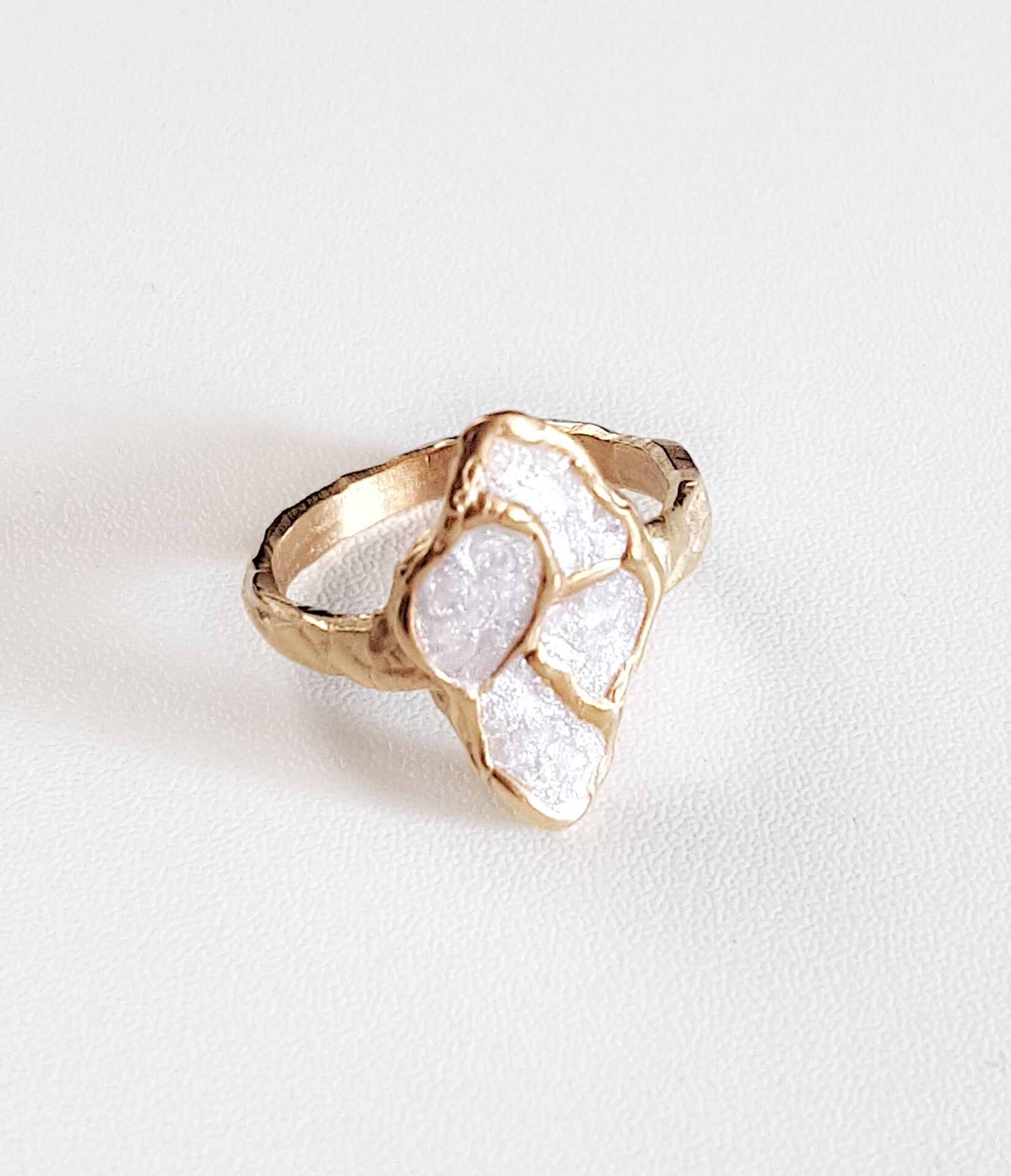 El Yapımı Altın Renk Dokulu Taş Görünümlü Kadın Yüzük