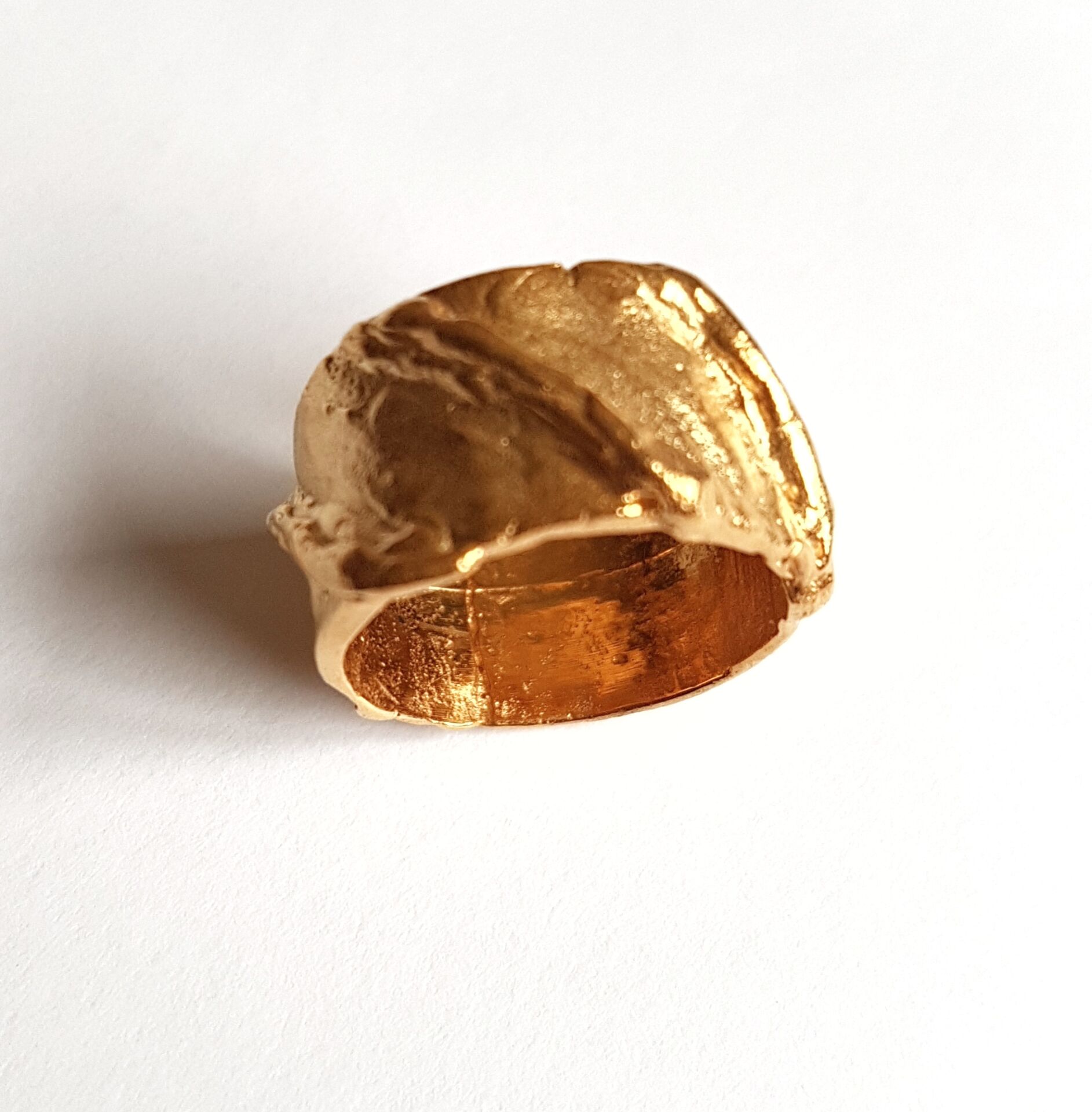 El Yapımı Altın Renk Organik Form Geniş Kadın Yüzük