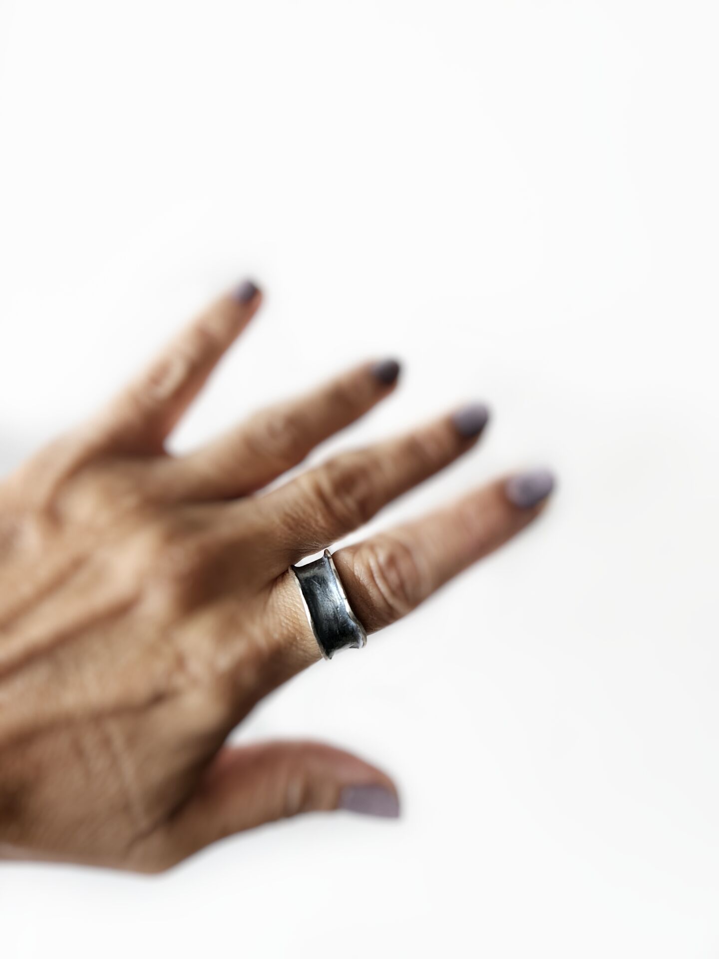 El Yapımı Oksitli Gümüş Renk Geniş Form Yüzük