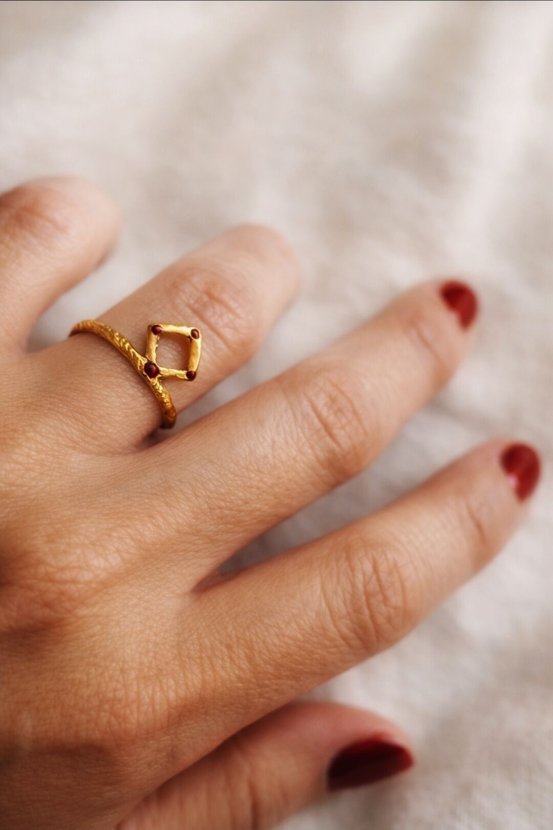 Bordo Nokta Detaylı Modern Tasarım Kadın Yüzük